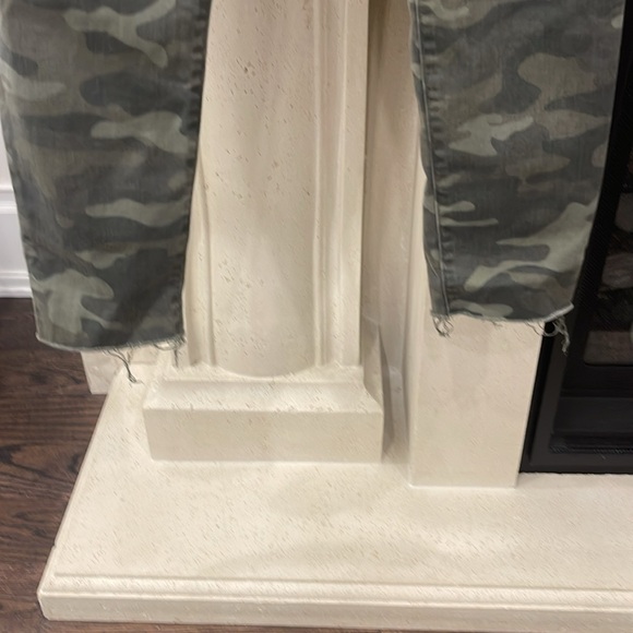 Gap Camo mid rise skinny jeans. Frayed bottom. Size 29. Worn once. - Picture 2 of 5